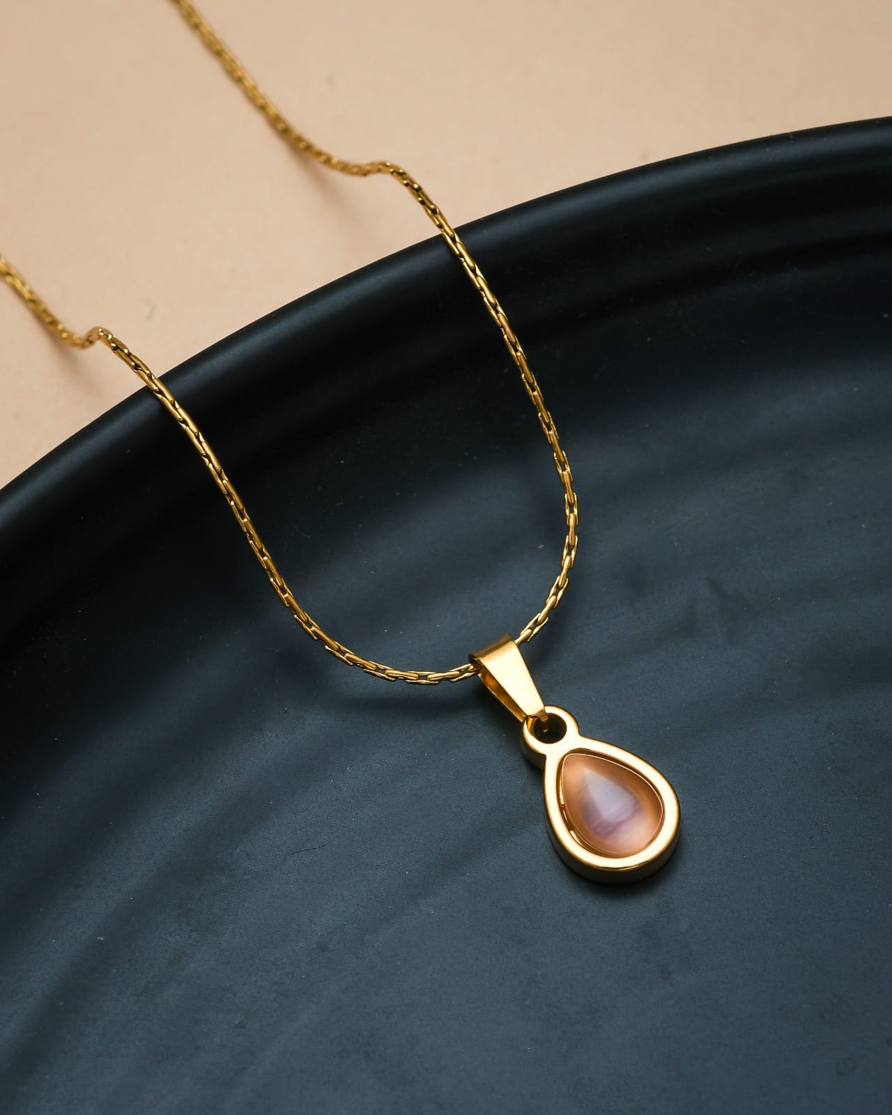 Meet your Minimal Necklace Set—the everyday essential for the effortlessly chic! 💫