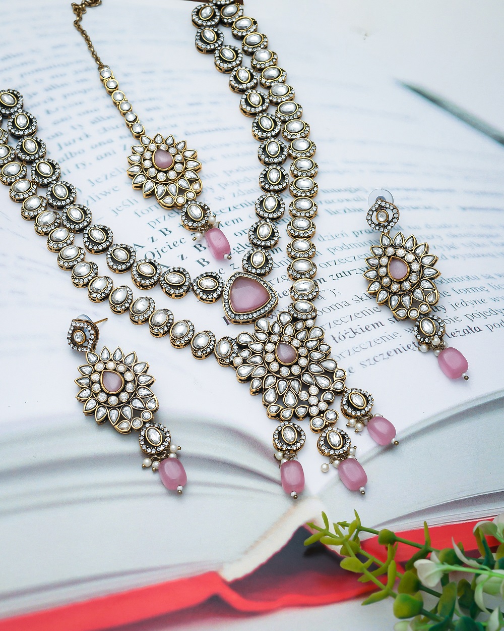 mozonite stone neckless tika set